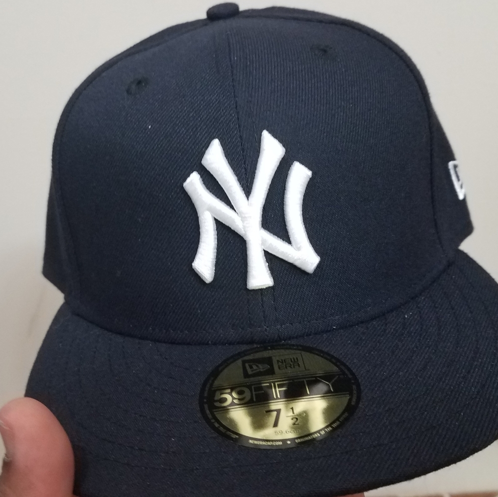 New Era: MLB N.Y. Yankees fitted hat. Size 7 1/2